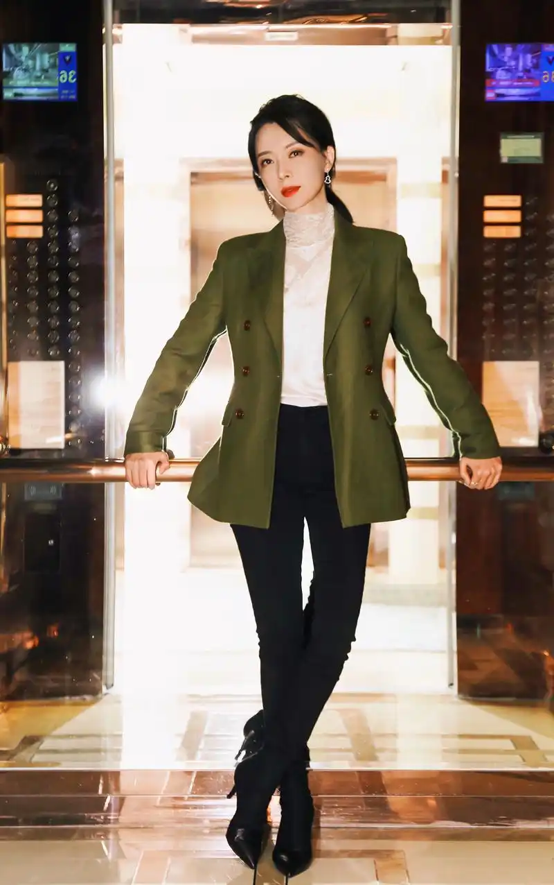 原创陈数真适合演女强人,粉西装配红唇干练优雅,职场精英就该这么穿