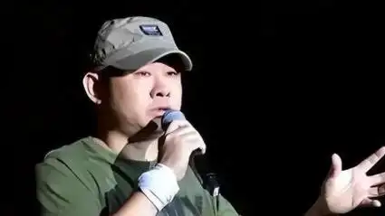 刀郎与友人聚会,一时兴起献唱《冲动的惩罚》,唱功仍不减当年