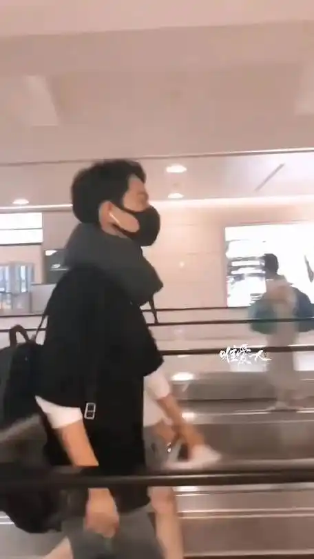 走路都这么迷人!背影太帅了xz|肖战_新浪新闻