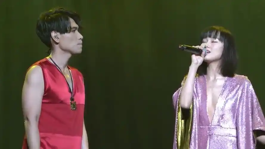 杨宗纬和黄龄合唱凉凉两人深情对视这个版本不一般