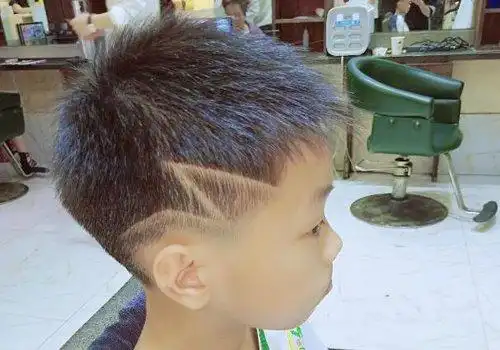 小男孩梳平头短发可以很酷的 19年男童平头短发最新打理方式_发型师姐