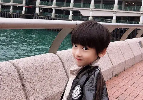 6岁男童梳这5款短发阳光帅气 妈妈再也不怕我总是脏兮兮的(3)_发型