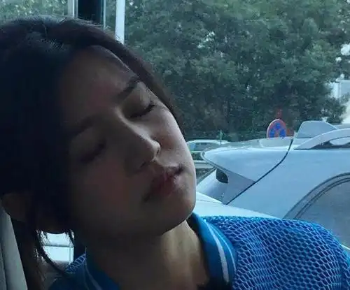 陈妍希晒各女明星的睡觉照, 关之琳这张很是慵懒
