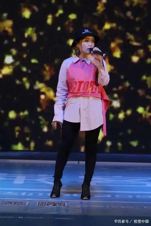 庄心妍现身武汉献唱歌迷,《再见只是陌生人》一直令人感动!