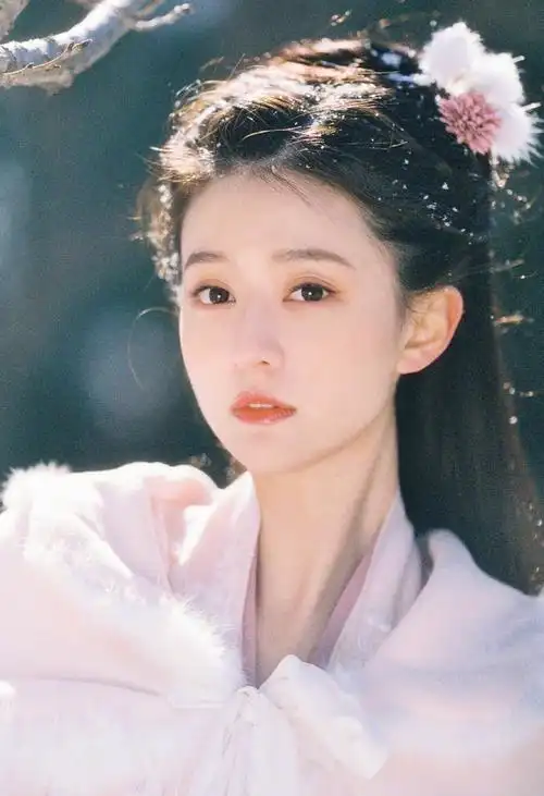 乔欣演绎雪地古风梦幻大片 持扇起舞温婉动人_凤凰网娱乐_凤凰网