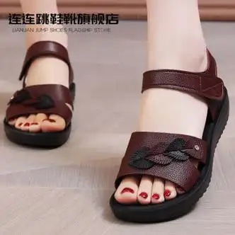 连连跳妈妈凉鞋软底女舒适夏季中老年皮鞋新款老人平底平跟中人鞋 酒