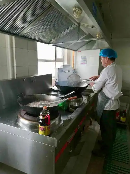 今天,厨房的工作人员还给小朋友们烤了香喷喷的曲奇饼干.