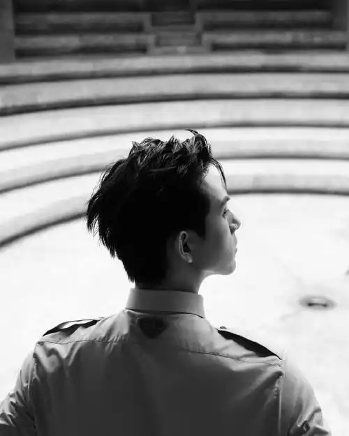 李现超话78#prada代言人李现#2023/07/29 ins更新一则"简约而不简单