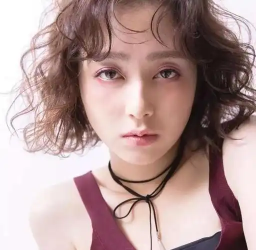 蓬松的烫发短发