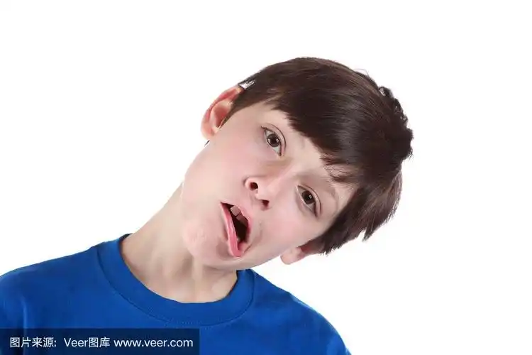 男孩做鬼脸