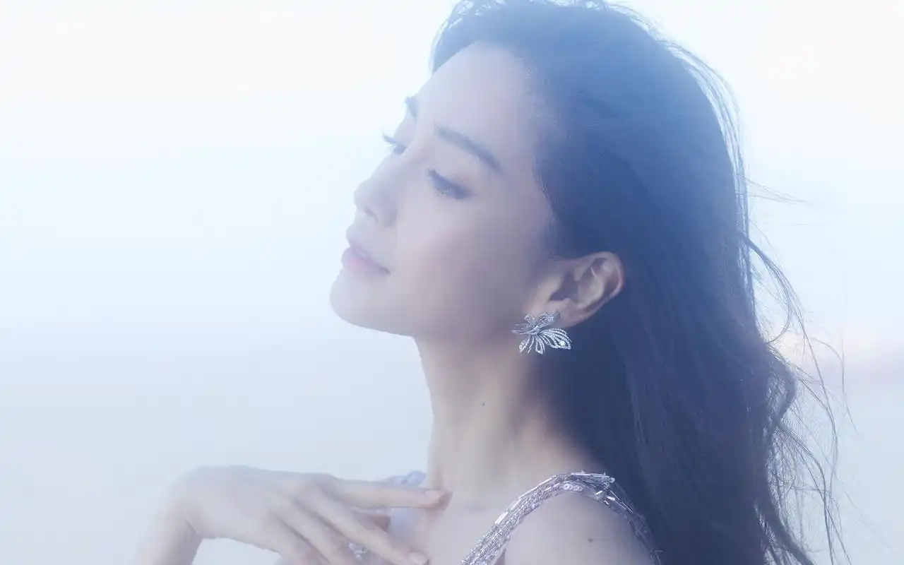 杨颖珠绣长裙性感写真,甜美外型,性格爽朗!