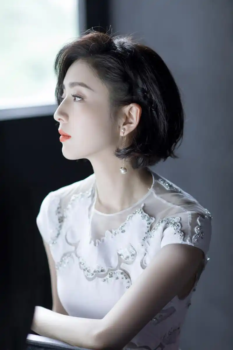 佟丽娅穿刺绣白裙气质清雅短发微卷超精致