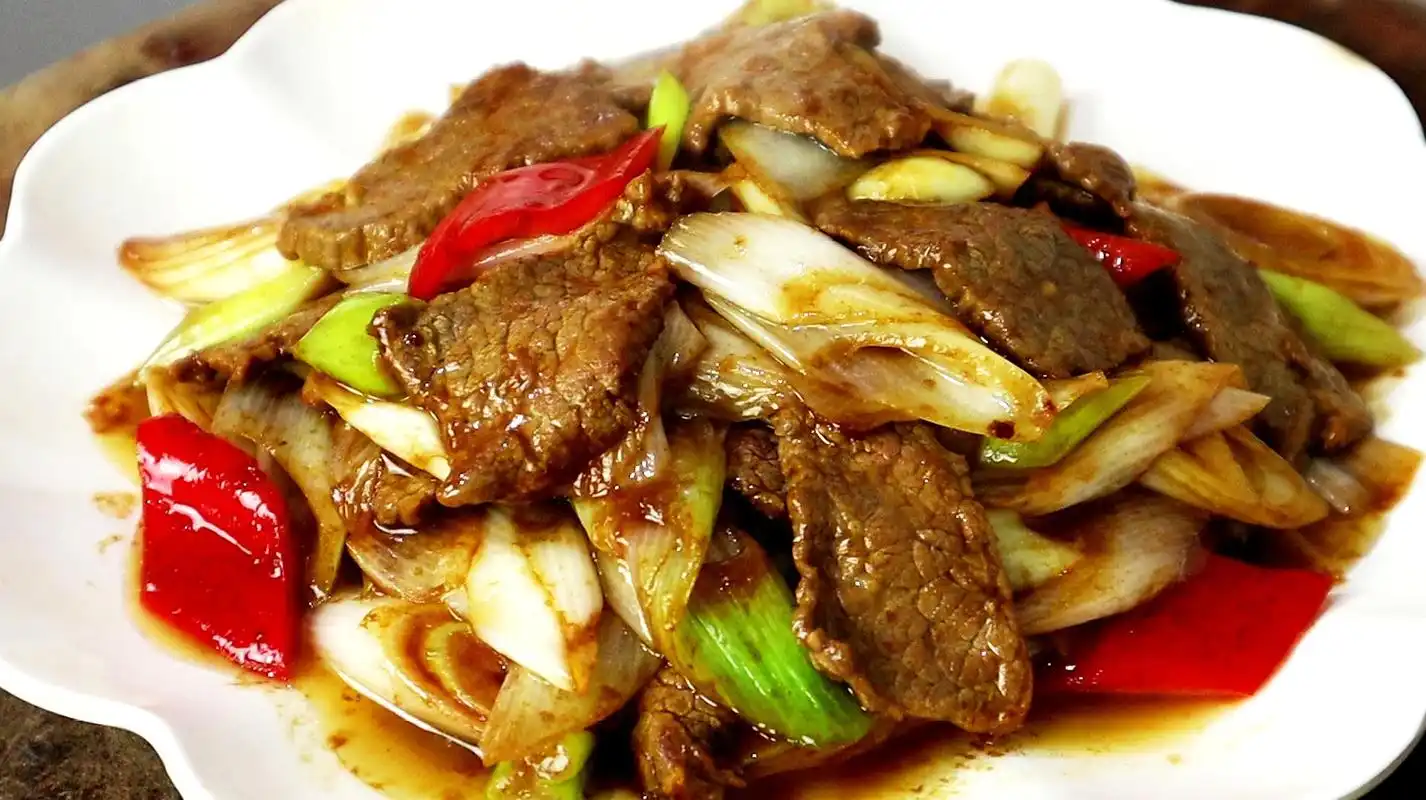 葱爆牛肉很多人做错了,大厨教几个小技巧,滑嫩鲜香超好吃