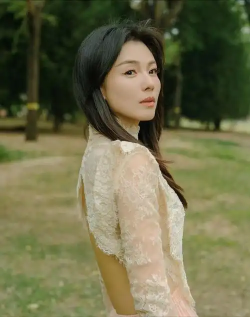 刘涛黑白蕾丝裙庄园大片,整个人华丽端庄不失高贵气场