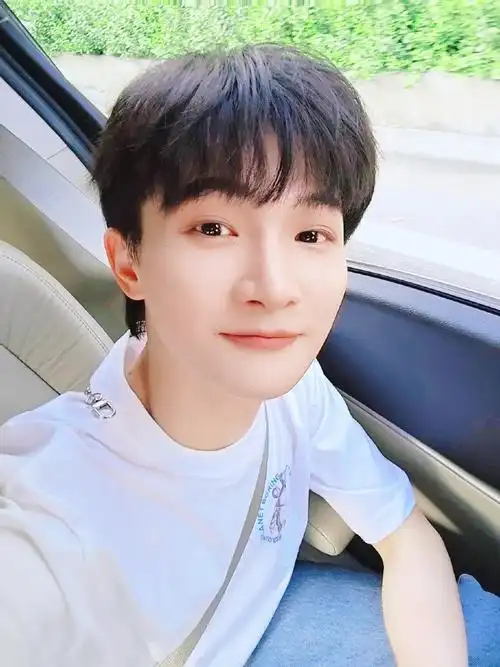 周深超话#风雨同周深情不移##周深太可爱了#小猫の自拍(正常发挥版