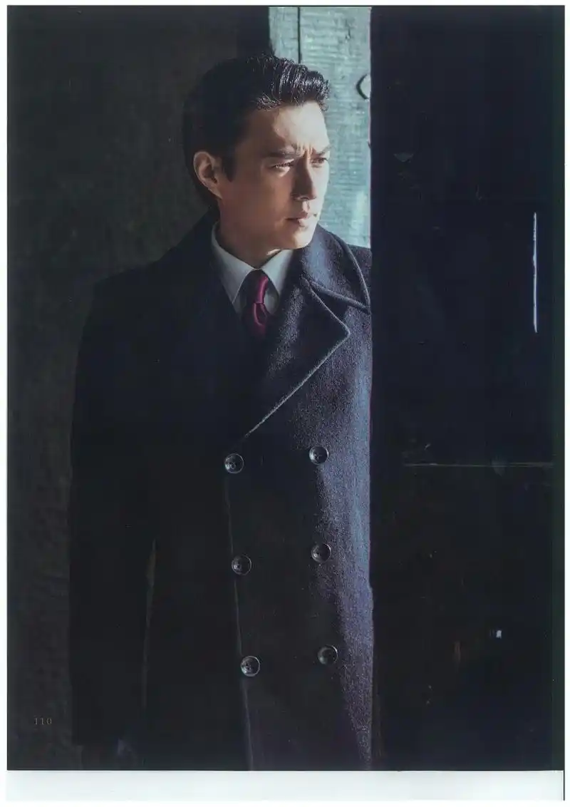 靳东靳东伪装者 伪装者写真集里九张明楼单人彩扫.