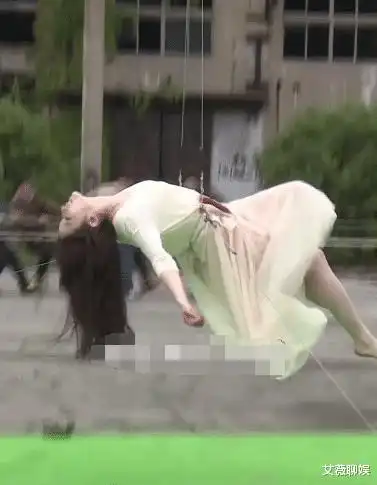刘亦菲穿裙子吊威亚,下降时裙摆被吹起来,露出的东西女生一看便知