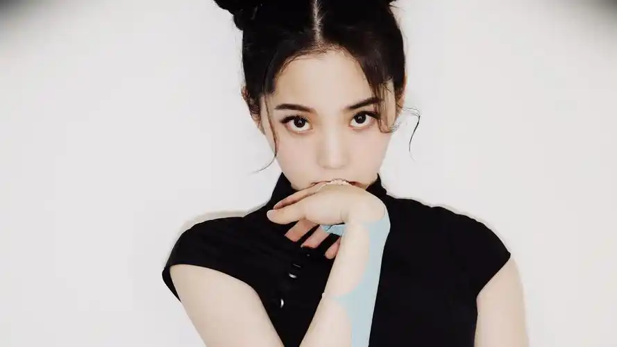 欧阳娜娜暗黑春丽俏皮可爱造型写真