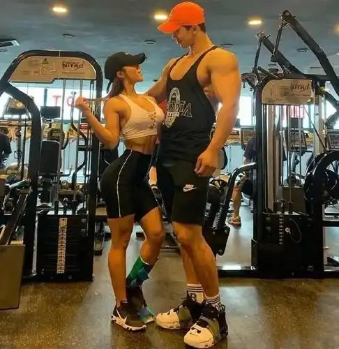 健身房最养眼的存在,高颜值情侣一起健身,身高差很萌但格外般配