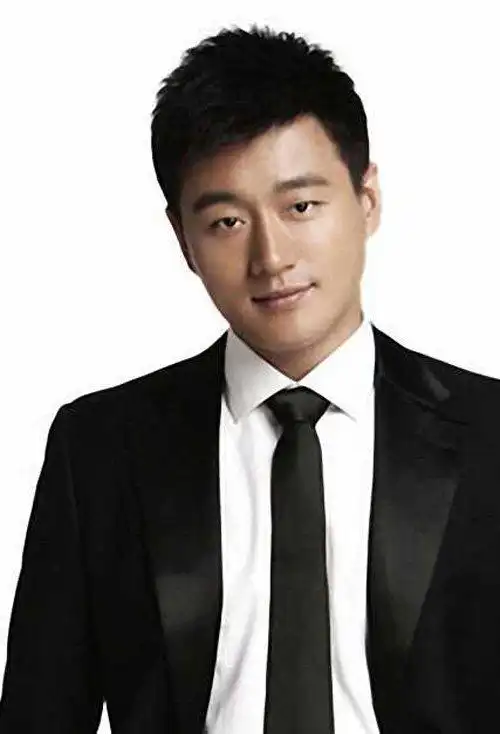 无刘海款式的男生短发,挑染出的头发颜色部分更加帅气,两边头发部分是