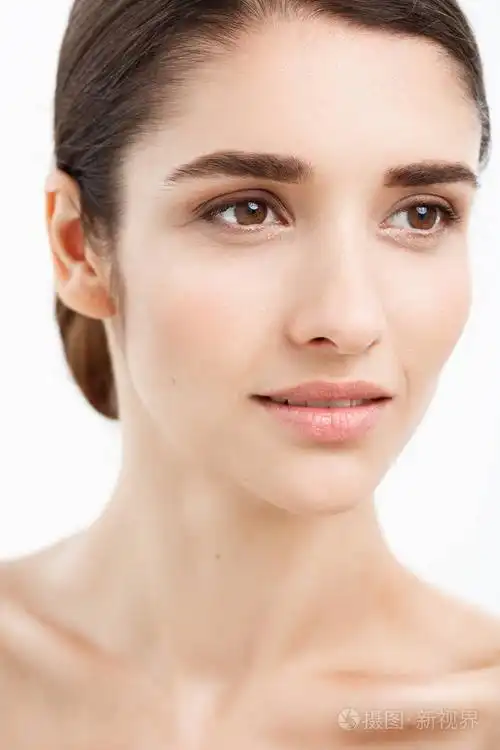 美丽的水疗模型女孩与完美的新鲜干净的皮肤白色背景