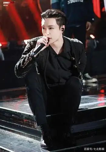 张艺兴工作室晒老板剪发vlog,顺毛小羊太乖了