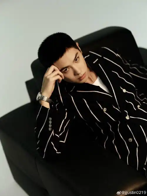 黄明昊寸头造型