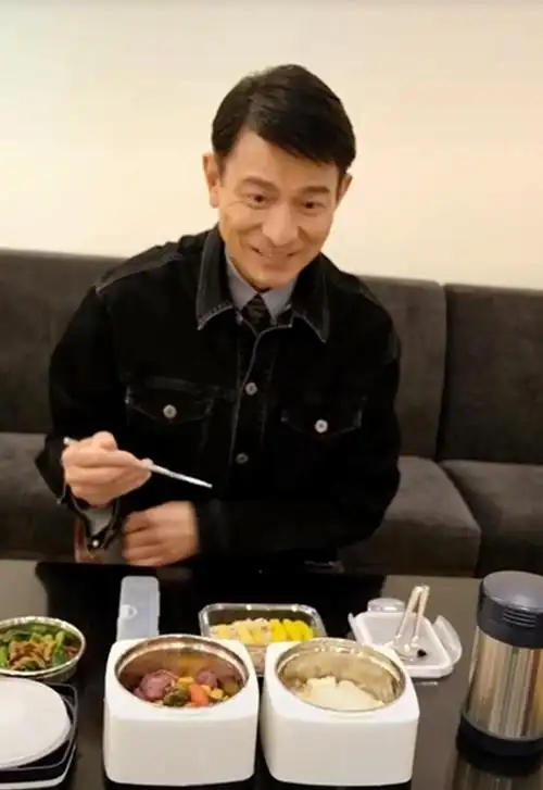 59岁刘德华吃饭盒曝光网友惊讶天皇饭盒原来也那么简单