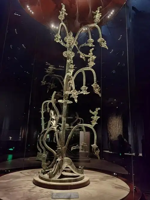 青铜神树,应该算是一号馆的镇馆之宝.