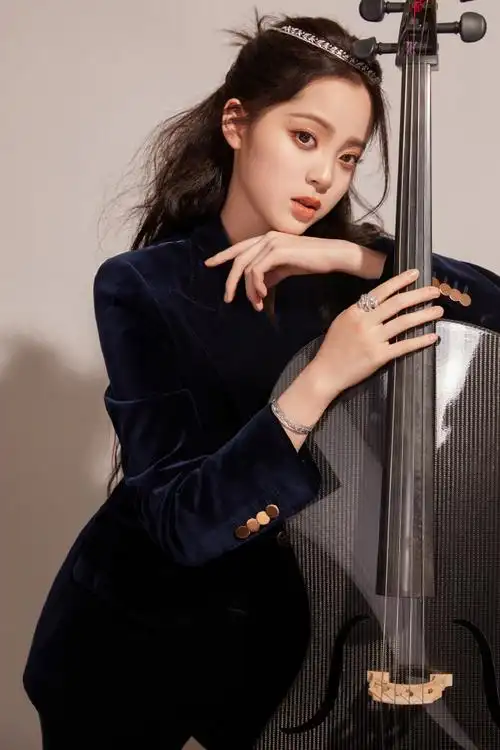 欧阳娜娜丝绒西装大提琴随拍##欧阳娜娜蓝色丝绒西装