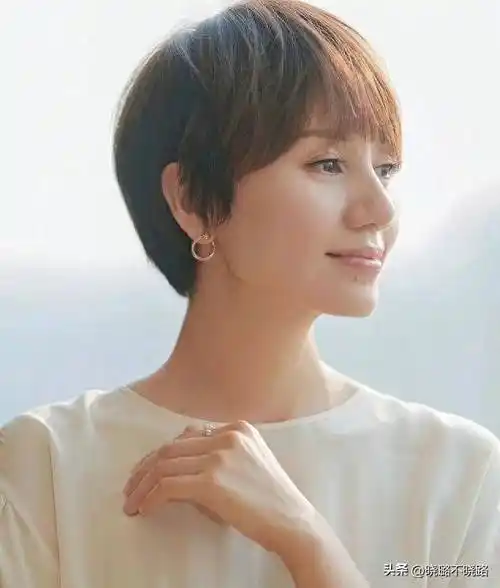 超短款波波头→气质优雅——袁泉现在的发型选择无一例外的是,平刘海