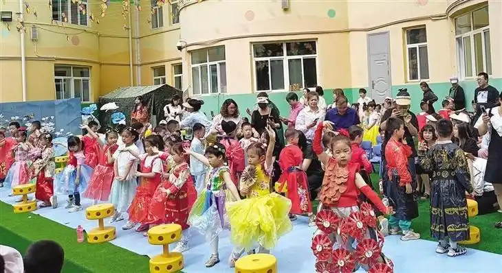 举办了"少年儿童心向党 我与祖国共成长"环保时装秀"六一"主题活动