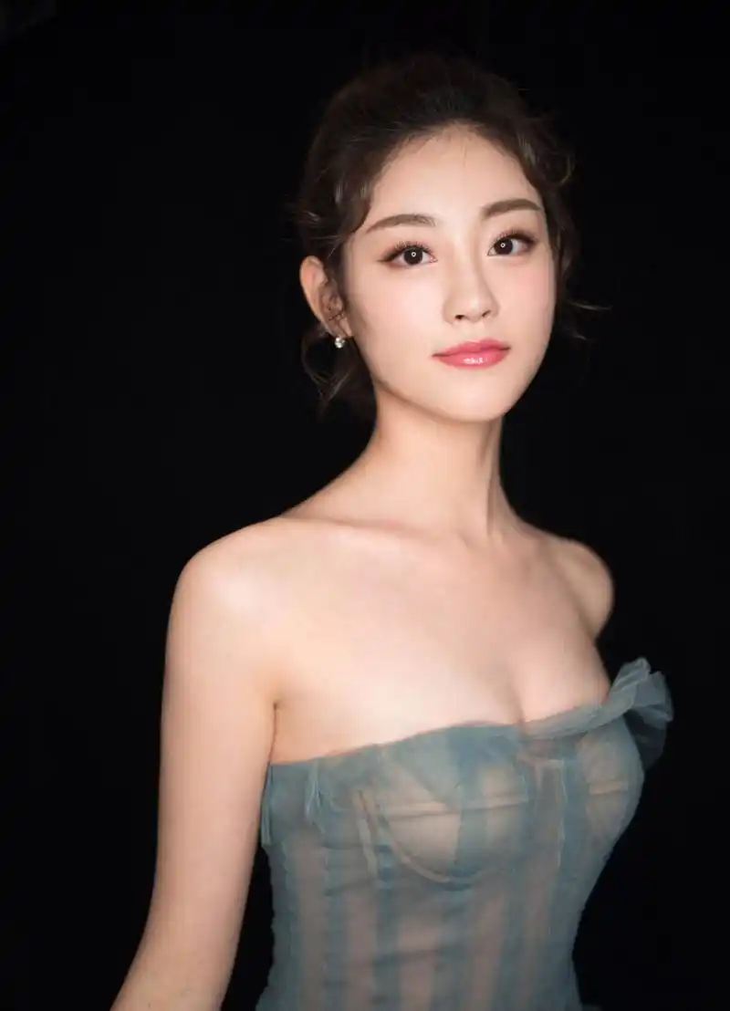 祝绪丹灰色露肩长裙,清秀大方,仿佛刚出水的美人鱼