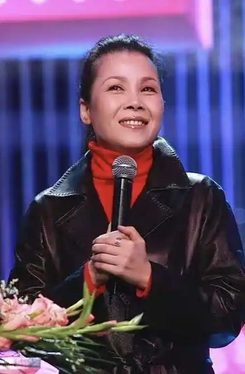 56岁田震定居国外心情烦闷素颜出镜皮肤细嫩戴百元帽打扮朴素