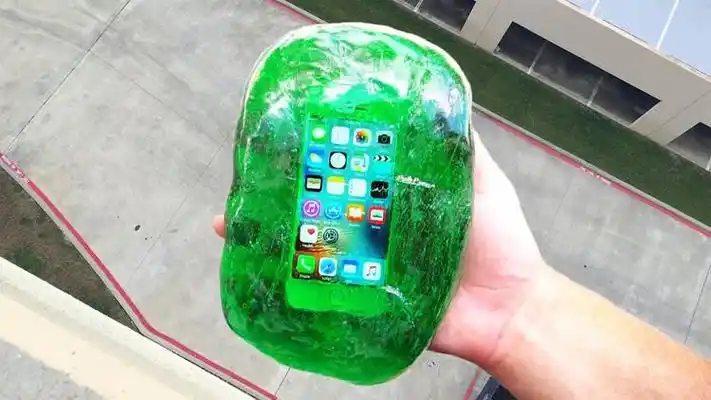 将手机包裹在史莱姆里,从高空扔下后,手机会被摔坏吗?