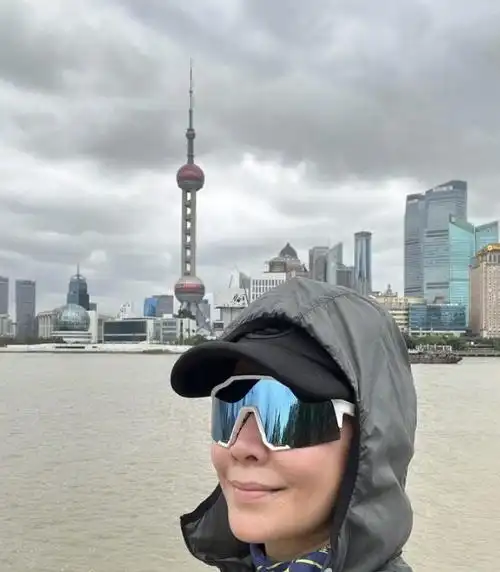 55岁刘嘉玲晒素颜运动照片,皮肤紧致,元气满满