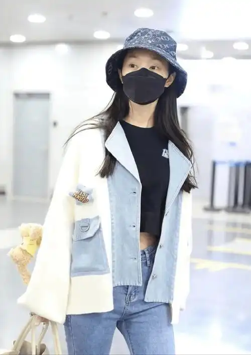 原创瘦得皮包骨宋轶穿露脐装现身机场蚂蚁腰真的太吸人眼球了