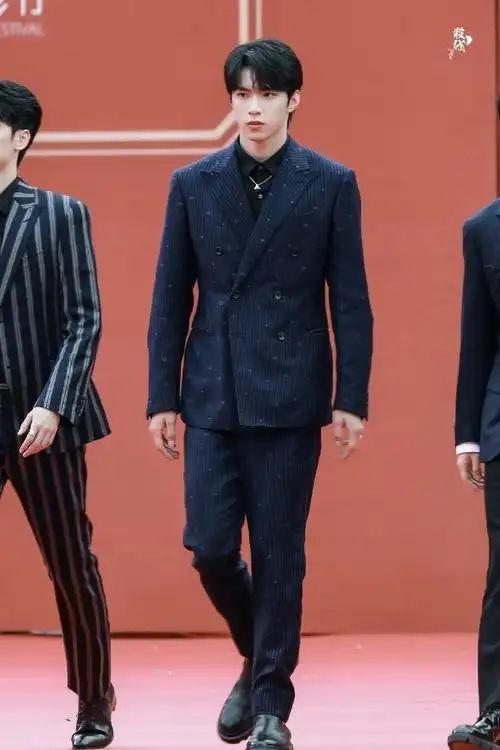 刘耀文理想之途概念海报#刘耀文西装造型小合集9615矜贵帅气