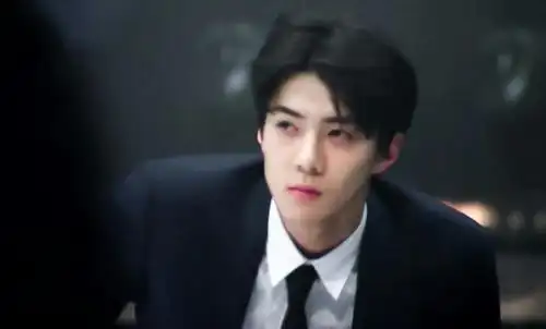 吴世勋在《犯人就是你》的穿搭(来人,给造型师加鸡腿!