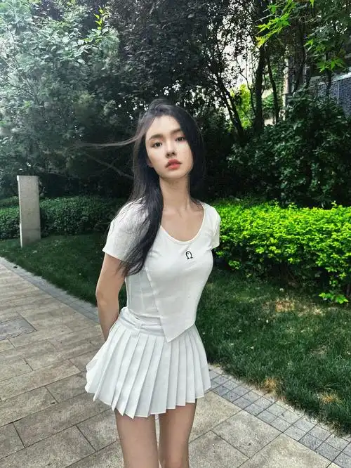 林允戴毛线帽裹棉服 对镜闭眼甜笑卖萌表情可爱——上海热线娱乐频道