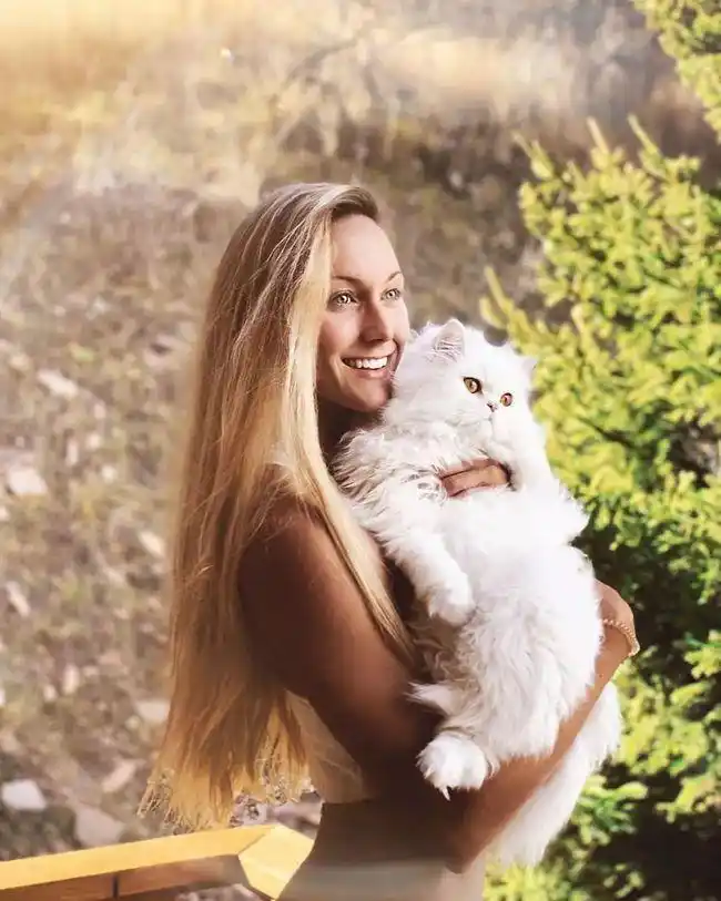 27岁金发女孩和她的波斯猫环游世界,画风好美!