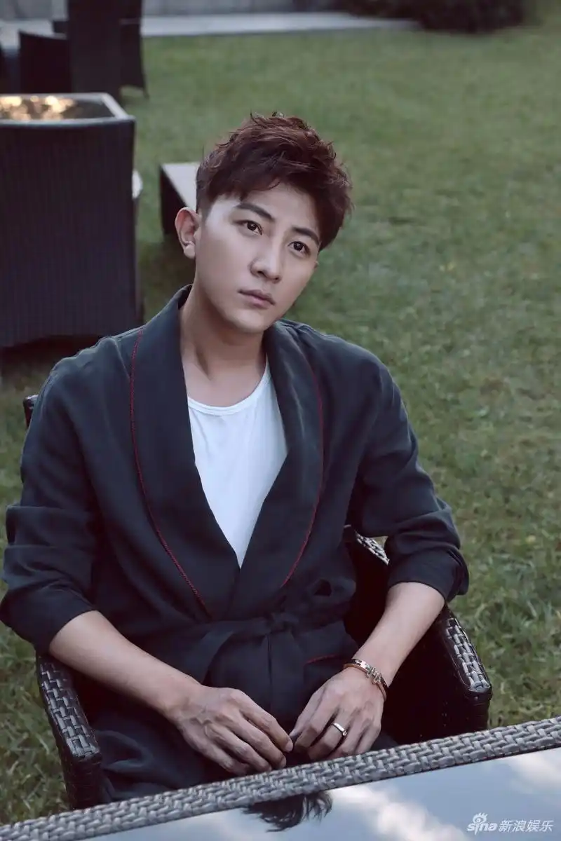 组图:大左睡衣大片示范最in度假风 随性中诱惑十足