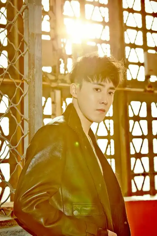 张睿最新大片曝光 皮衣酷帅气场全开