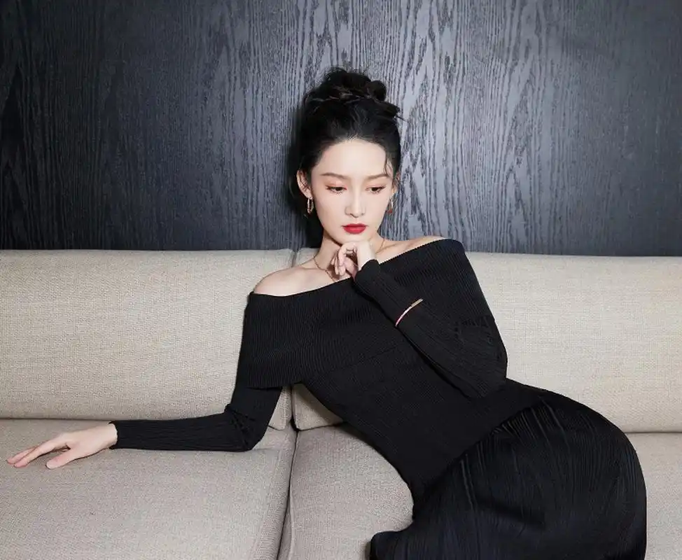 李沁的生日照好美,全黑造型很优雅,秀出优越的脖颈,真的是爱了爱了!