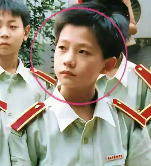 杨洋和他小时候,简直一模一样,光看照片就知道是杨洋.