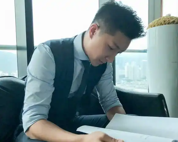 韩庚在自己的两张侧脸帅照上附文:我劳动,我快乐,而李冰冰则是发文