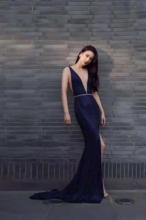 40岁的@黄圣依 最近写真曝光,在海风和晚霞中浅笑嫣然,果然年龄对于女