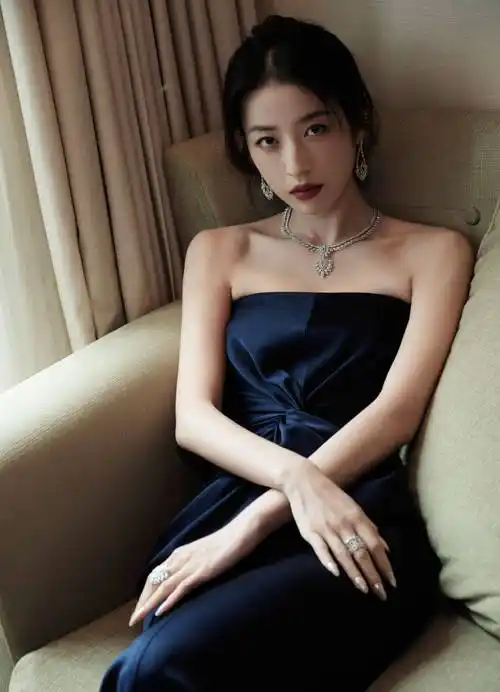 周雨彤蓝色抹胸连衣裙性感香肩写真_网友_气质_造型