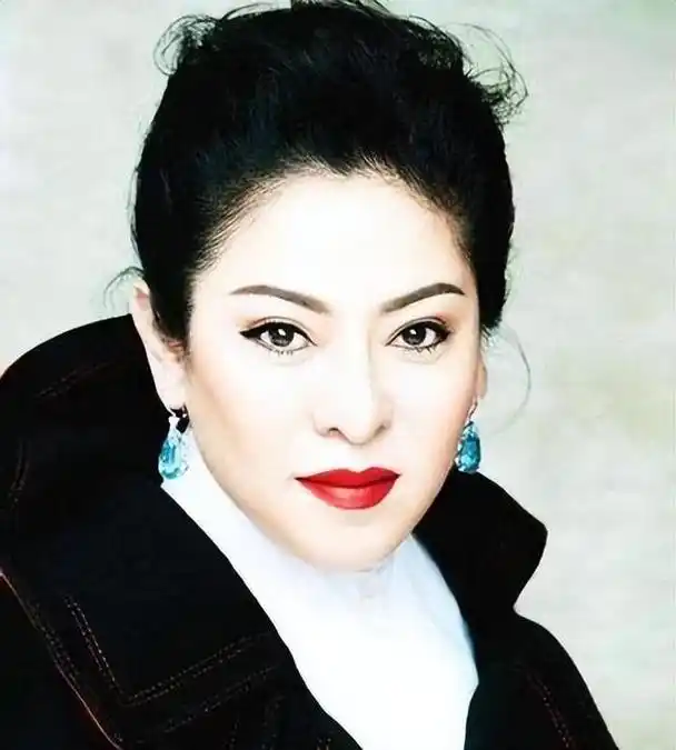 香港教母向太陈岚6岁患病18岁被卖入舞厅向太以前有多难