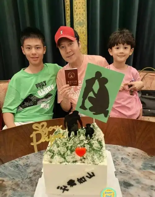蔡国庆晒父子三人合照,13岁大儿子身高惊人,6岁小儿子软萌可爱